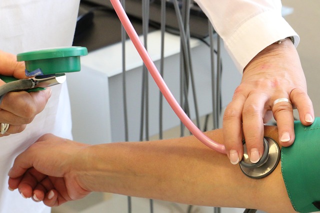 Misurazione della pressione in ambulatorio durante una visita